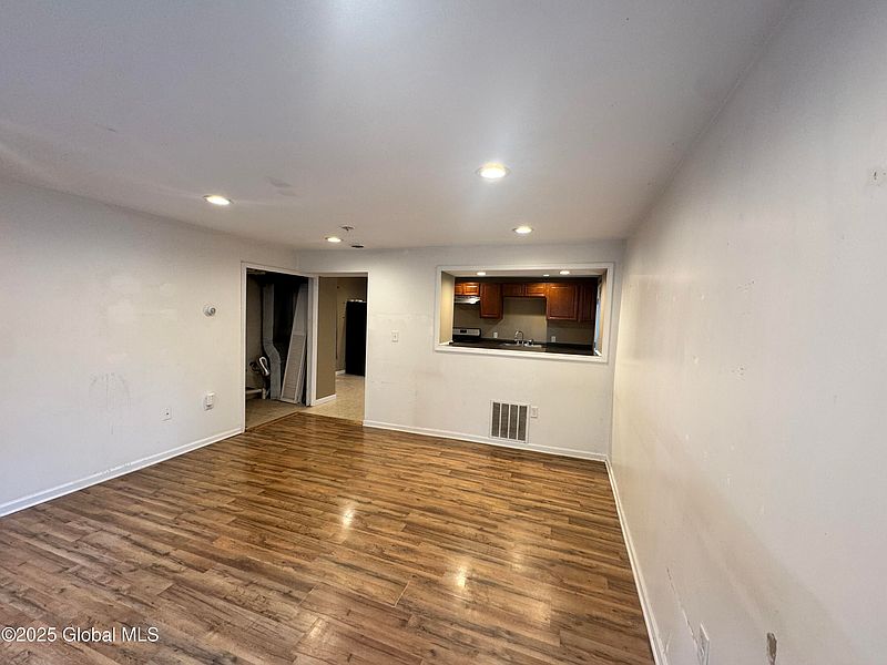 5th image of 54 Sargent Street