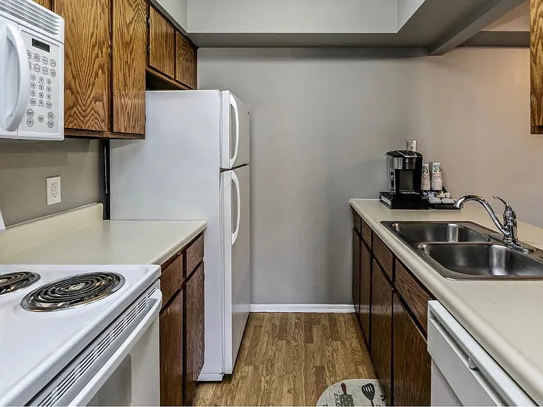 Howard Street Apartments — Photo 24
