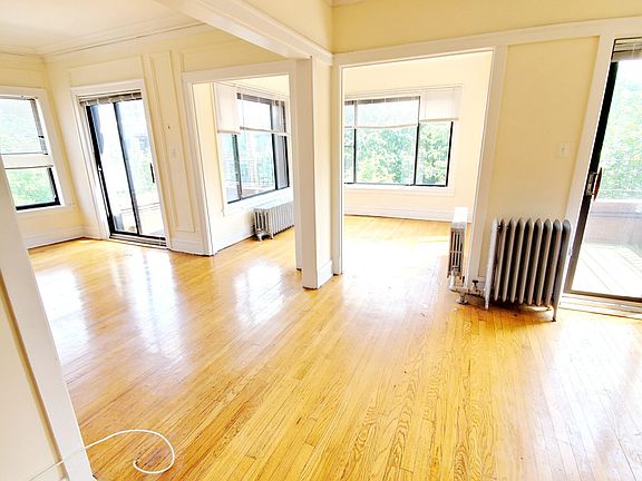 Empty Lvg/Dng Balcony, Sun Room