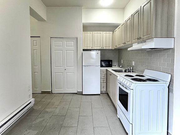 3rd image of 181 Gerrard St E #402