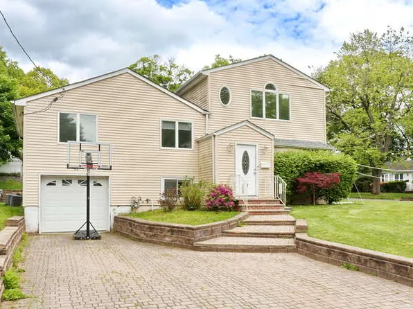 84 12th St, Cresskill, NJ 07626