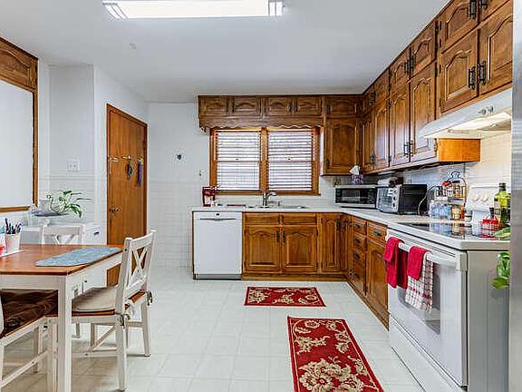 4th image of 303 Dodson Dr W