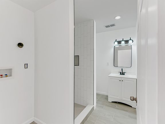 3rd image of 308 1/2 W Queen Ln #211