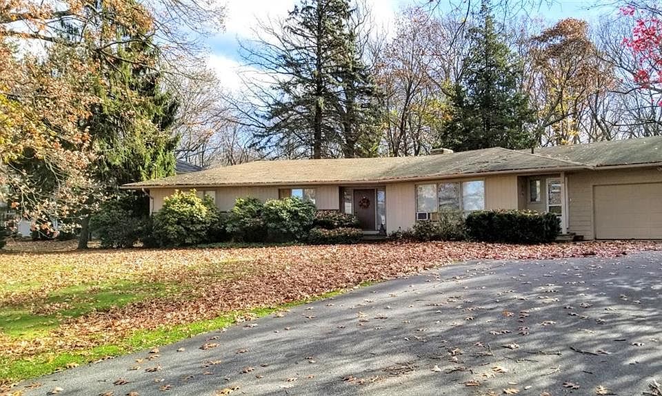 1st image of 34 E Hill Dr