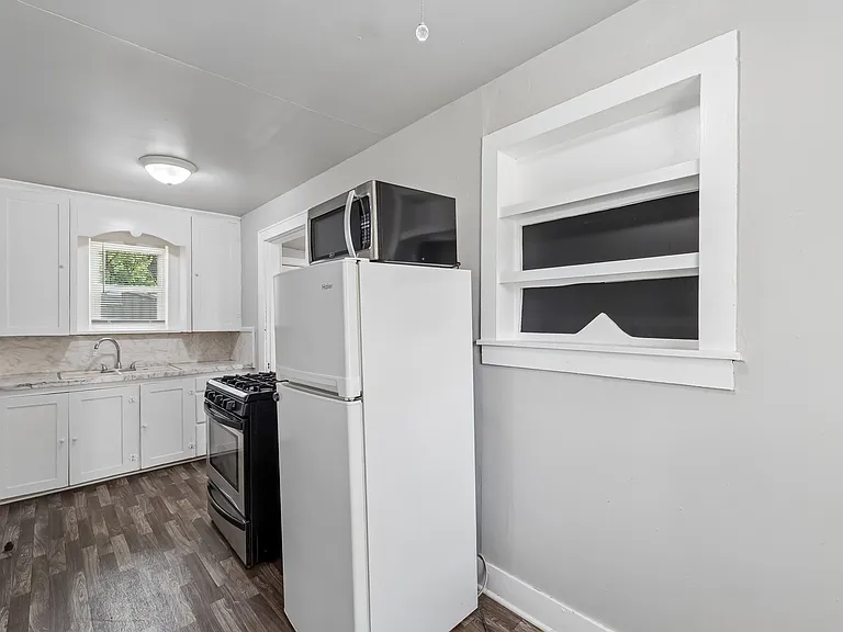 327 SE 2nd St — Photo 5