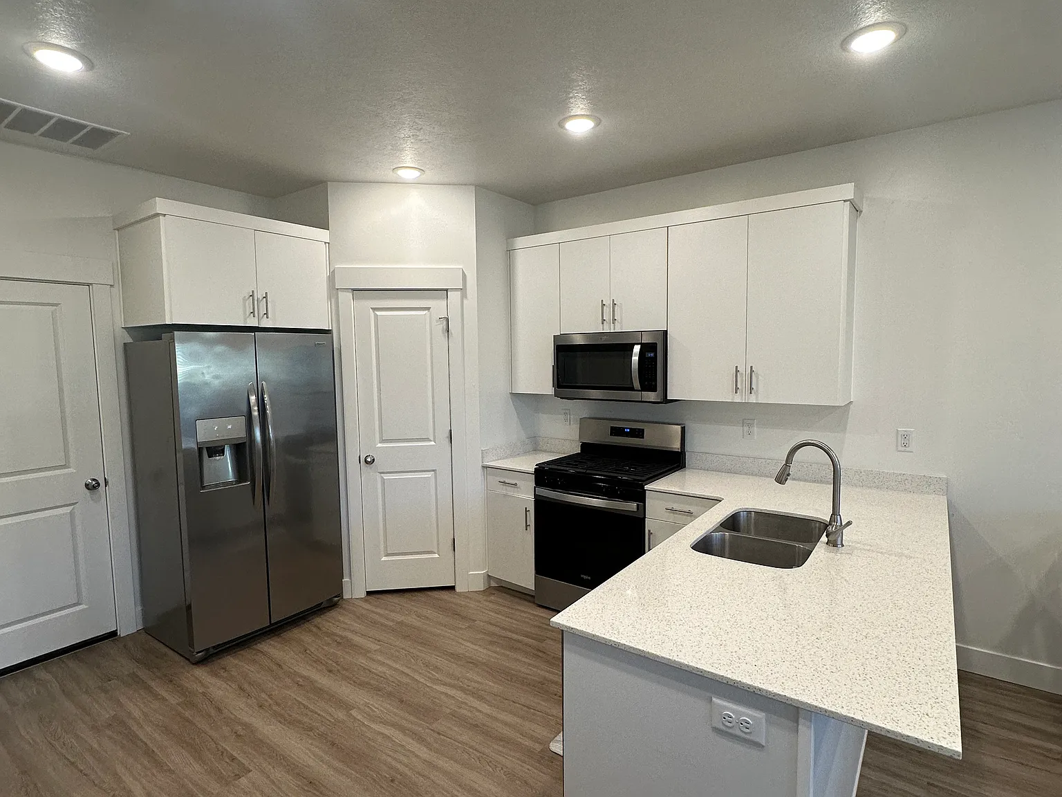 3 bed, 1412 sqft, $2,000 — Photo 2