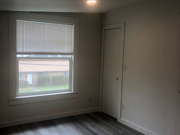 3rd image of 112 W 21st St #6