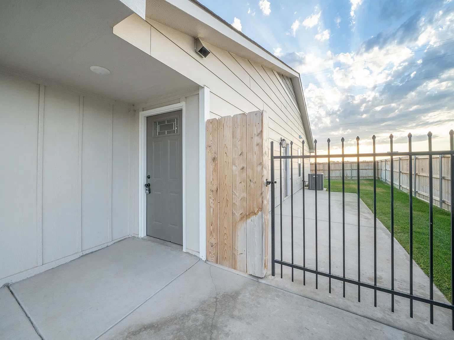 3 bed, 1120 sqft, $1,575 — Photo 2