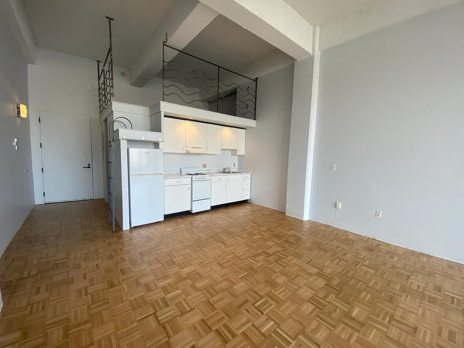 Studio, 350 sqft, $2,300 — Photo 4