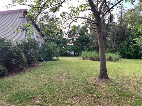 4th image of 135 Lakeside Dr