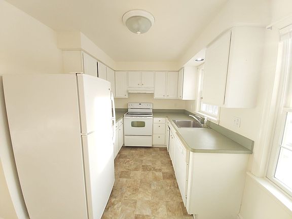 3rd image of 127 Railroad St #131