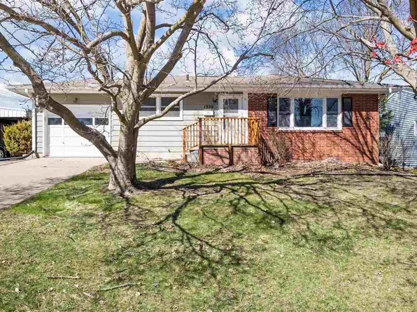 1320 Oakcrest St, Iowa City, IA 52246