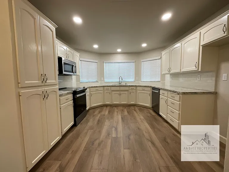 1834 E Lester Ave — Photo 4