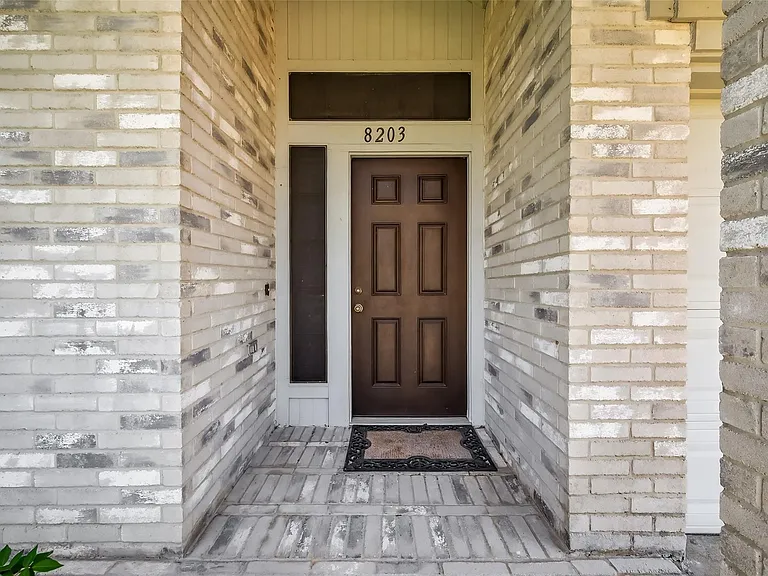 8203 Paddington Place Dr — Photo 3