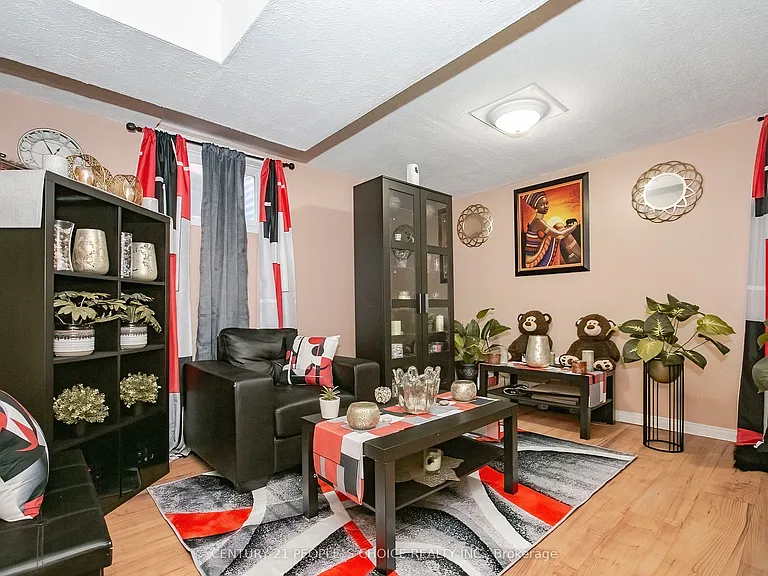 106 Winterfold Dr #LOWER — Photo 2