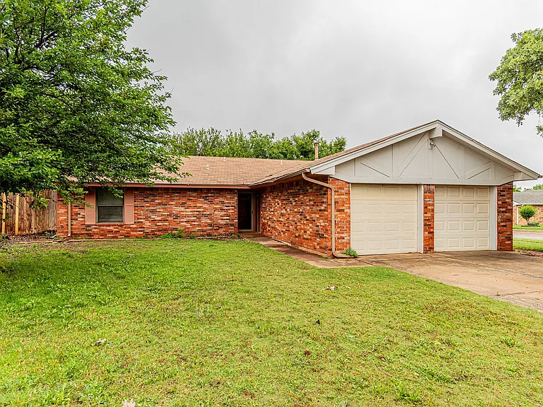 3808 Oakcliff Dr — Photo 2
