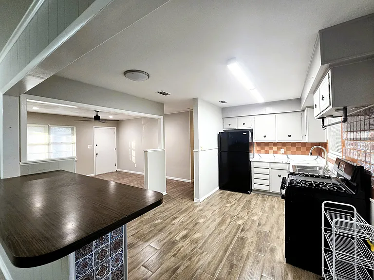 604 E 4th St — Photo 10