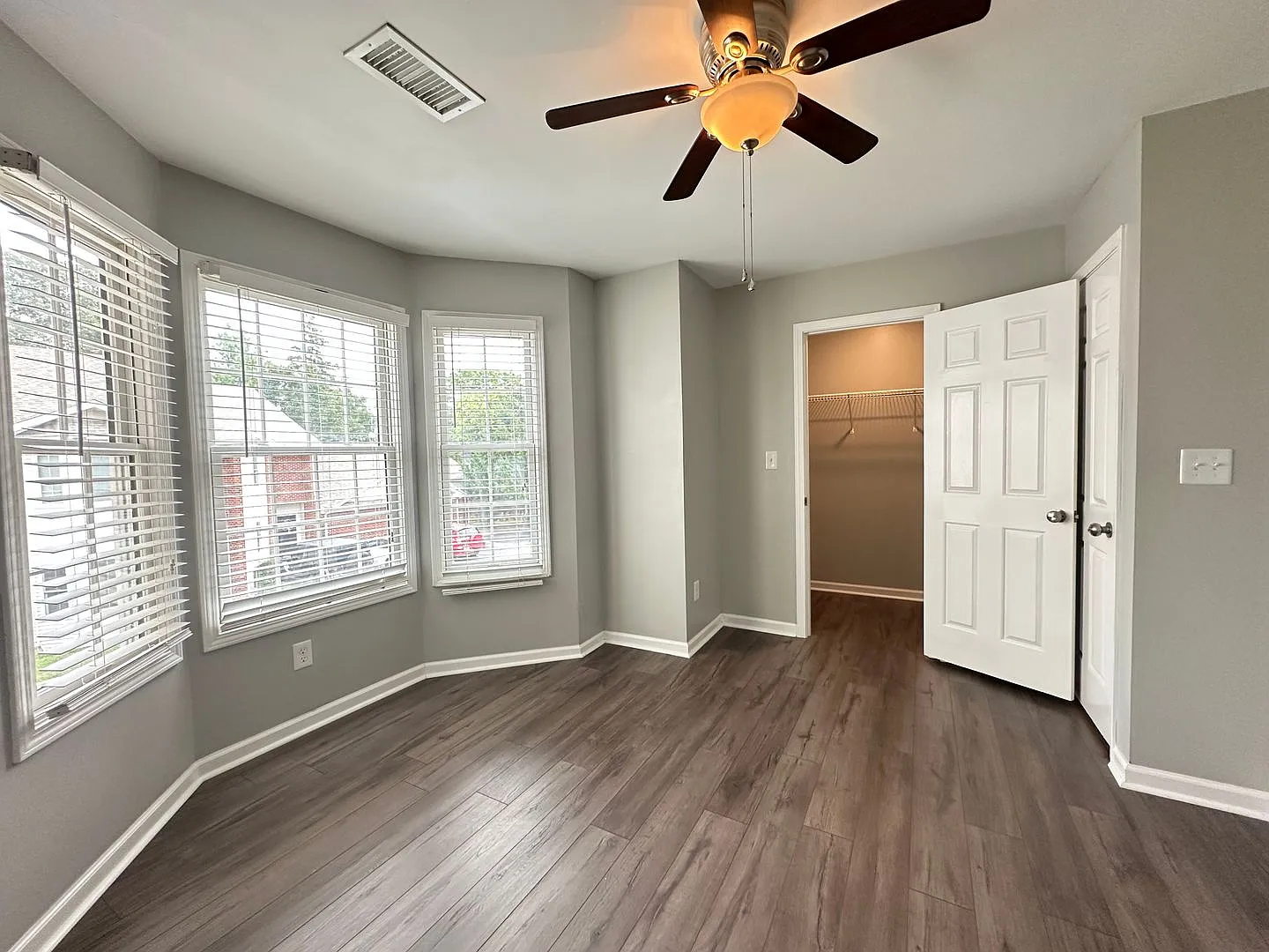 Upscale Townhouse near UK! All Electric, Off-Street Parking, Near UK Hospital, Small Pets Ok! — Photo 4