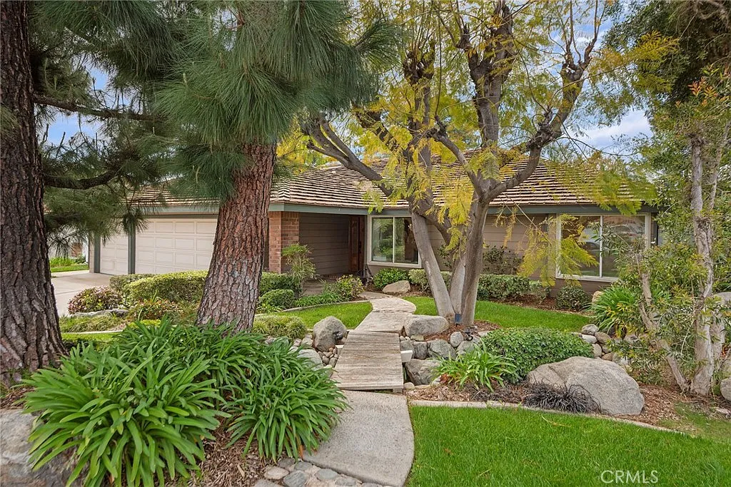 3 bed, 2202 sqft, $4,650 — Photo 3