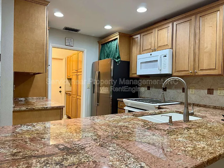423 Whispering Oaks Ct — Photo 38