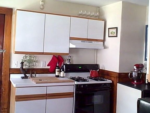 Kitchen w/ gas stove and portable dishwasher