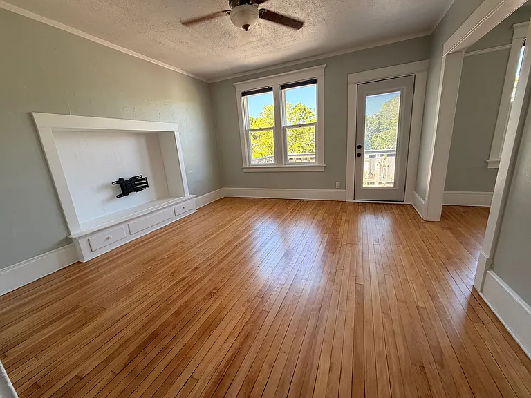 2 bed, 1.0 bath, 900 sqft, $1,500 — Photo 1