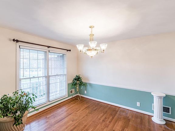 3rd image of 185 Bayberry Ct