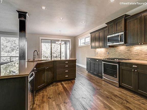 4th image of 859 SE Bacarra St