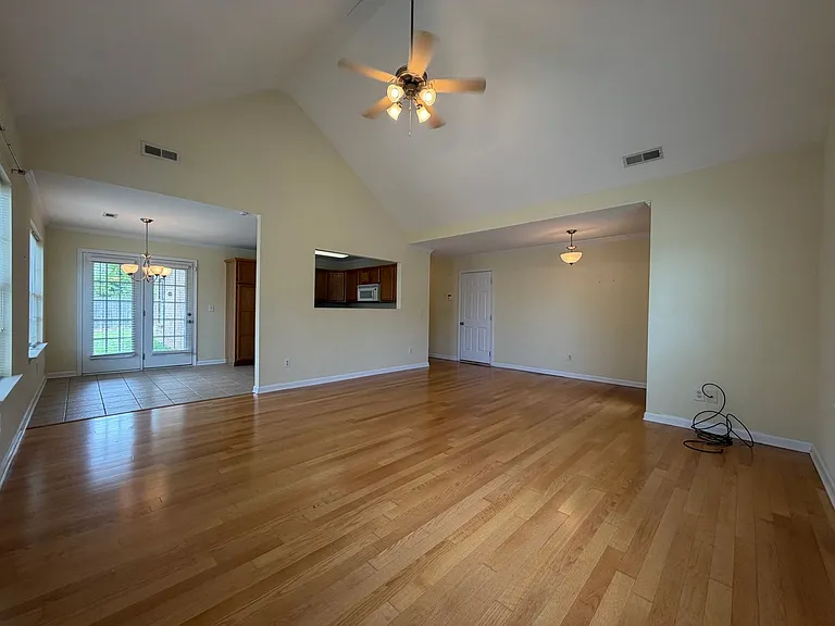 10 Southfork Dr SW — Photo 4