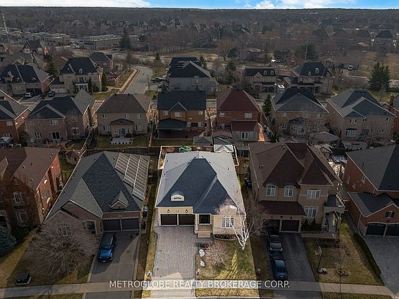 2nd image of 29 Fontainebleu Rd