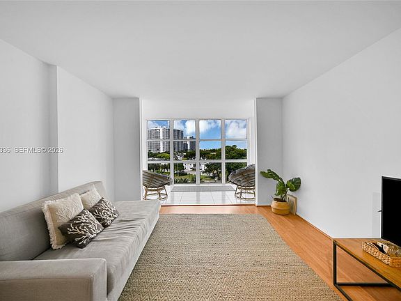 5th image of 800 Parkview Dr APT 605