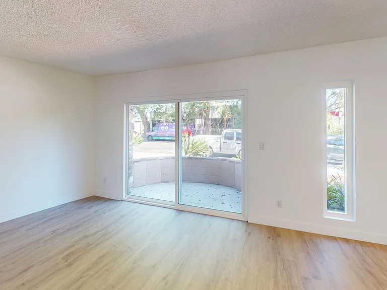 Free Rent! Beautiful & Spacious 1 Bed. Apt. In Van Nuys. — Photo 9