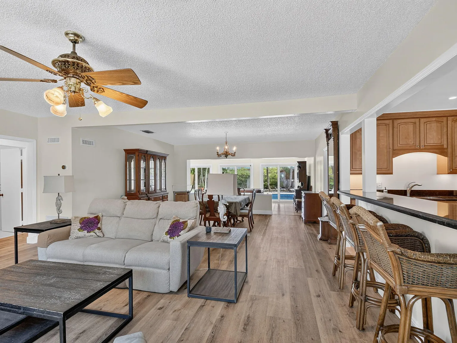 3 bed, 2.0 bath, 2128 sqft, $7,000 — Photo 4