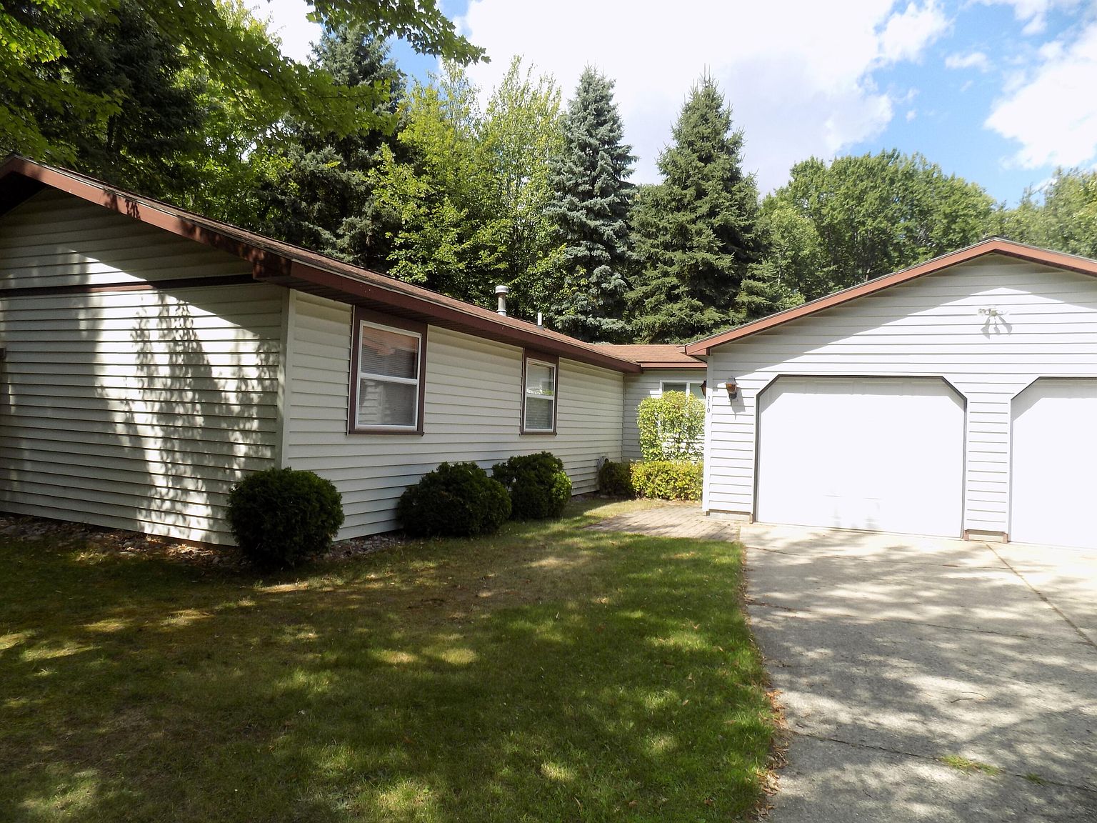 210 Lakeview Ave, Houghton Lake, MI 48629 | Zillow