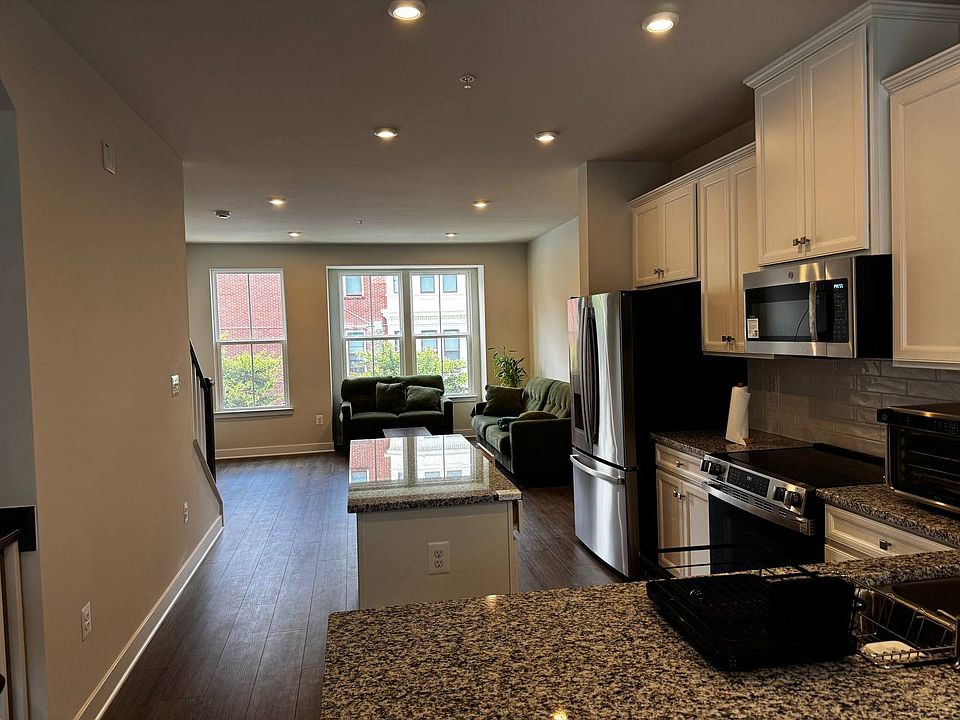 1st image of 833 Lennox St
