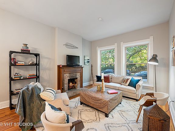 3rd image of 1723 W Montrose Ave