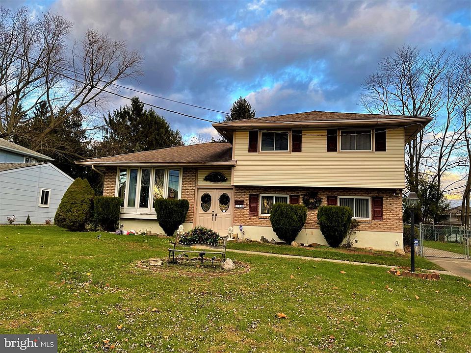 2nd image of 10 Stephen Dr