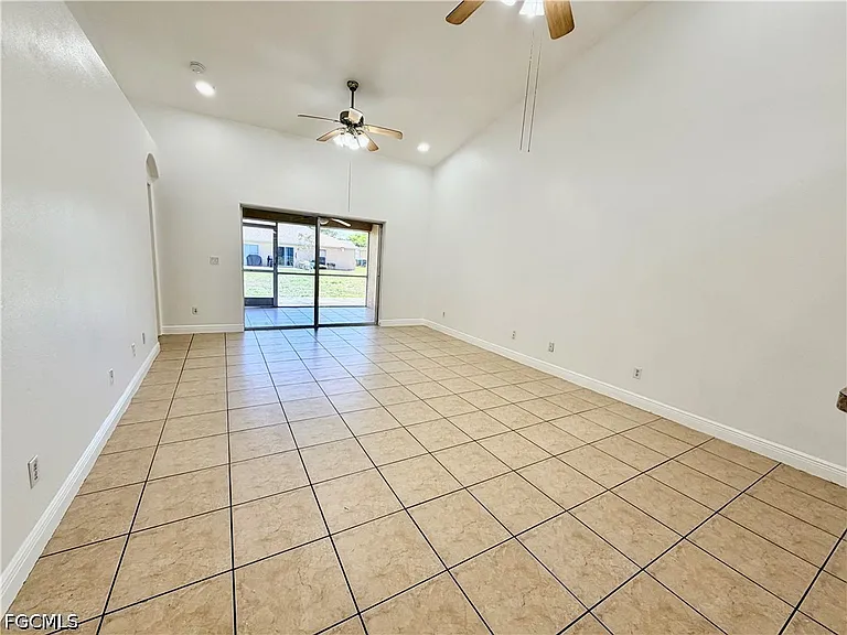 527 NE 24th Pl — Photo 5