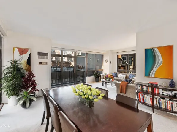 100 United Nations Plaza image 1 of 12