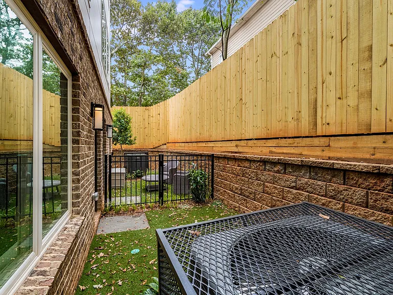 1237 Memorial Dr — Photo 18
