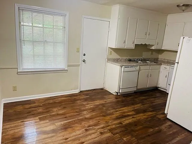3 bed, 1289 sqft, $1,300 — Photo 2