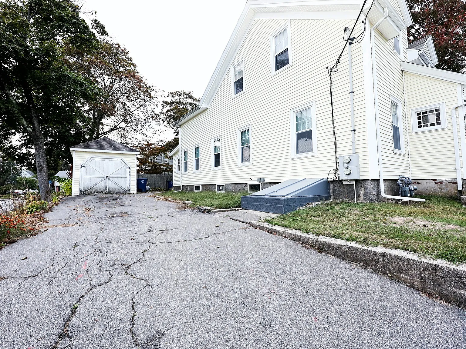 3 bed, 1.0 bath, 1024 sqft, $2,995 — Photo 1