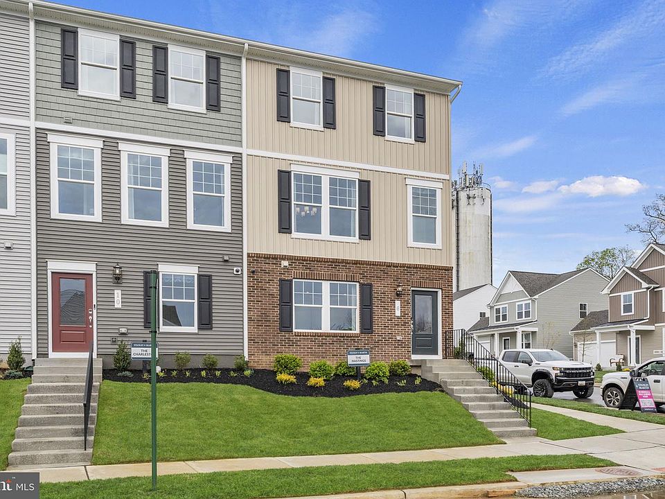 1st image of 471 Presidents Pointe Ave