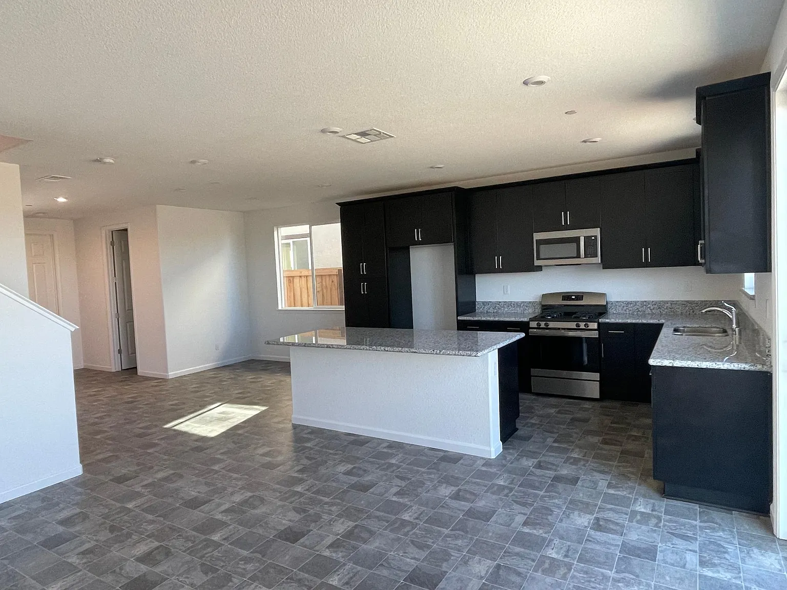 4 bed, 2381 sqft, $3,300 — Photo 3