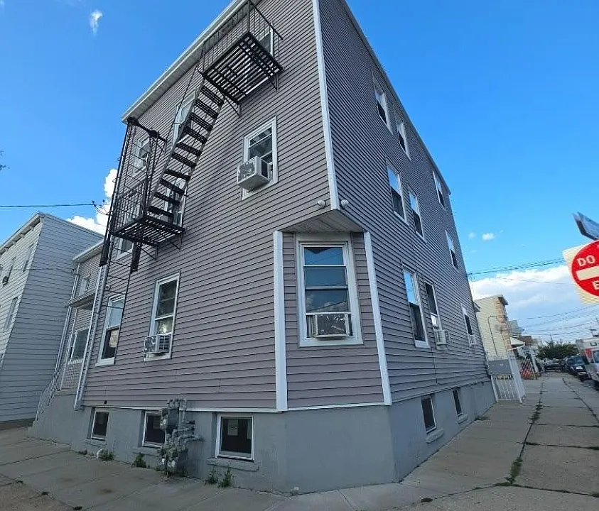 601 4th Ave #2