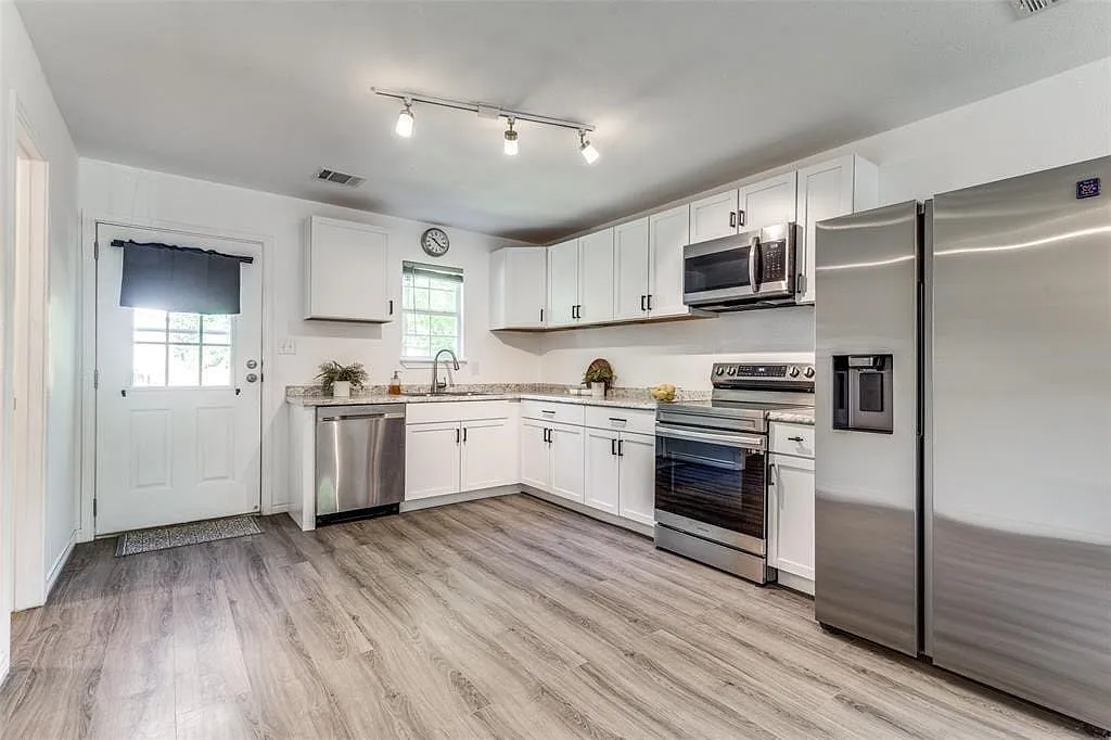 2 bed, 1.5 bath, 1024 sqft, $1,300 — Photo 3