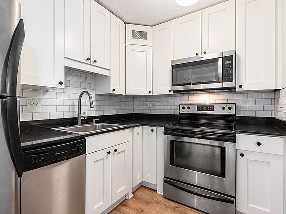 3rd image of 3033 N Sheridan Rd APT 508