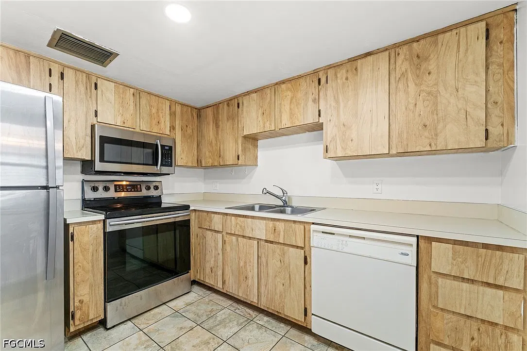 6142 Whiskey Creek Dr — Photo 2