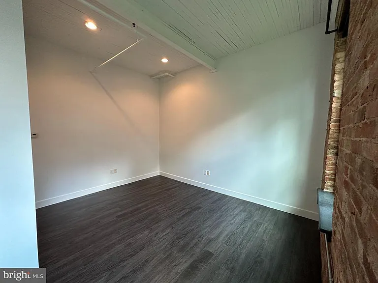 820 W Market St #2B — Photo 11