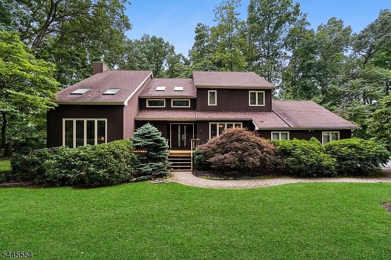 1st image of 15 Sweetwood Dr